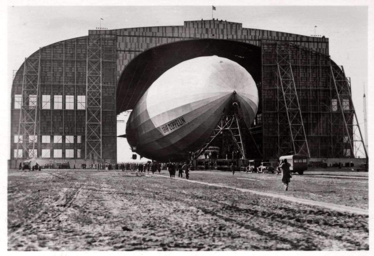 Graf Zeppelin a mobil horgonyárbochoz rögzítve, Lakehurst, New Jersey, USA, 1930, 1933 alkotó: Unbekannt