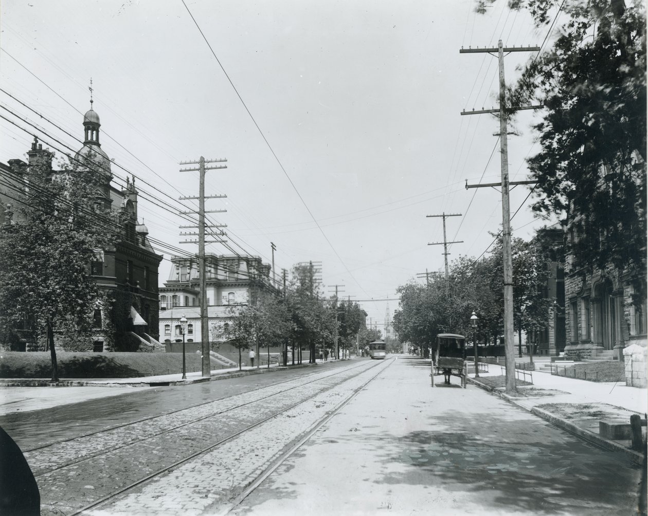 A Grand Avenue a Washington Avenue-tól északra. Jobb oldalon a harmadik baptista templom. Egyetemi klub bal oldalon, George W. Allen korábbi lakhelye. alkotó: Unbekannt