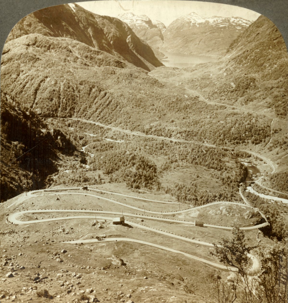 Nagy cikcakk hurkok a Dyreskard-hágóról lefelé haladva nyugatra a Roldal-tóig, Norvégia, 1905. sz. alkotó: Unbekannt