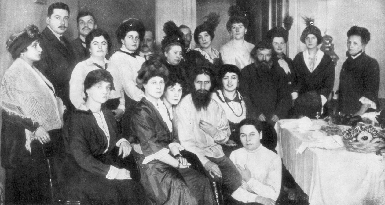 Grigorij Raszputyin és egy csoport nő, 1917 alkotó: Unbekannt