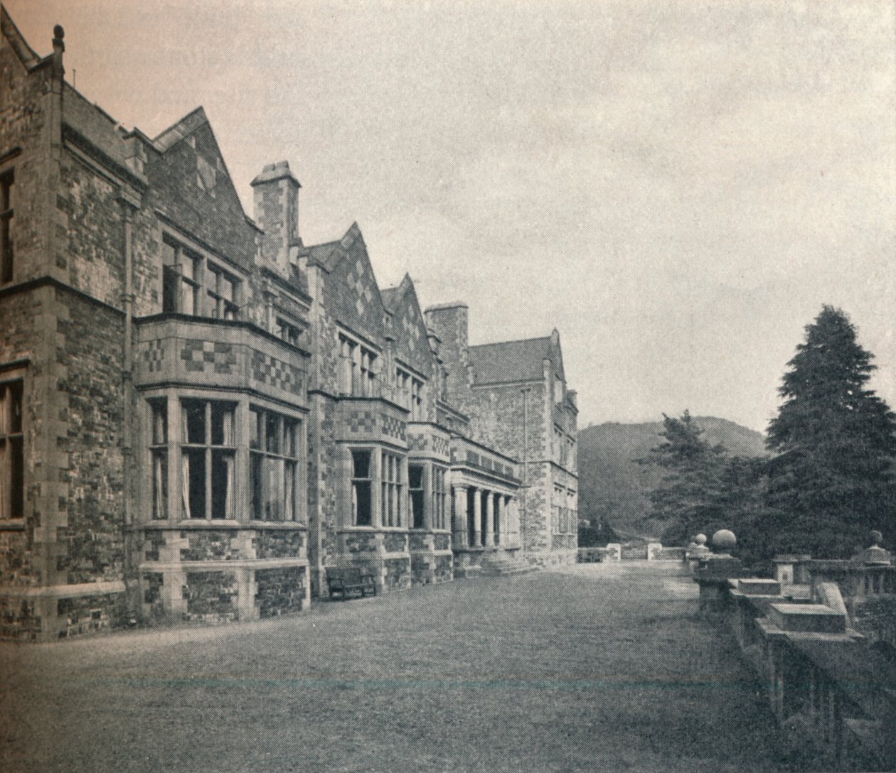 Grisedale Hall, Lancashire: The South Front and Terrace, 1911. alkotó: Unbekannt