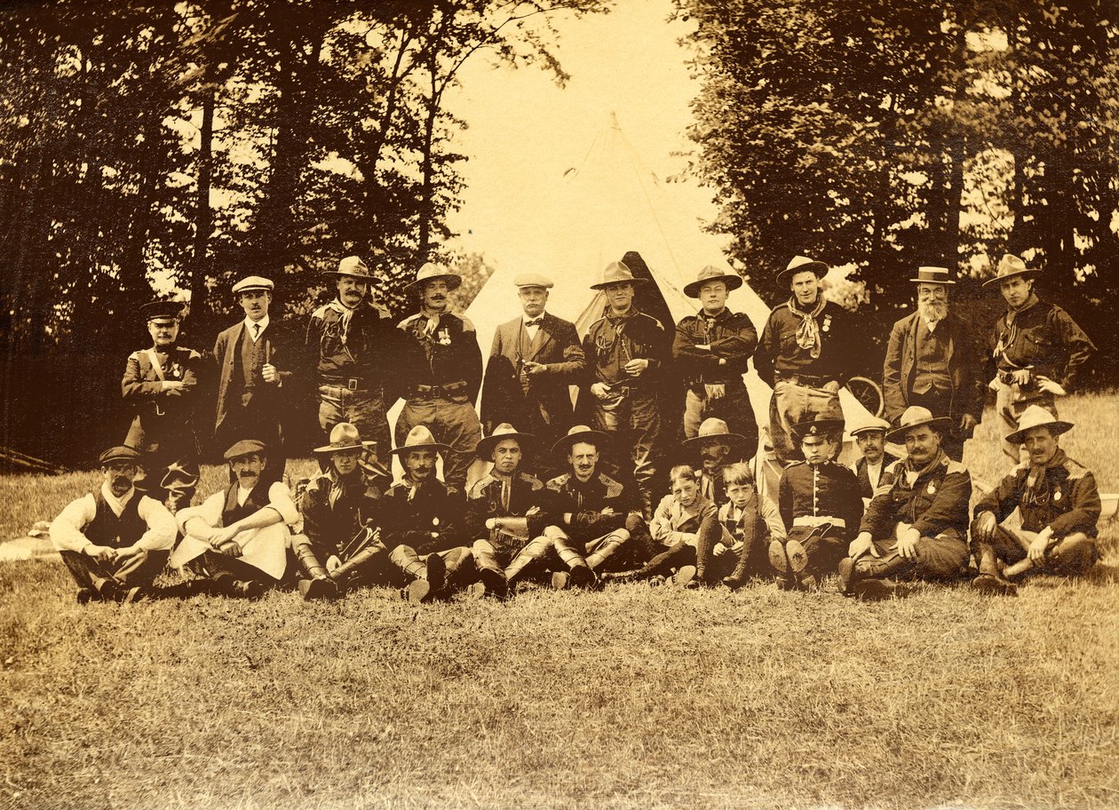 Egyenruhás férfiak csoportja egy tipi előtt, Buckinghamshire, 1913. alkotó: Unbekannt
