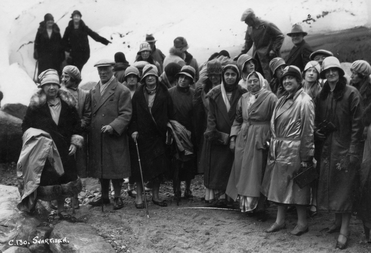 Turisták csoportja az észak-norvégiai Svartisenbe látogató 1929-ben alkotó: Unbekannt