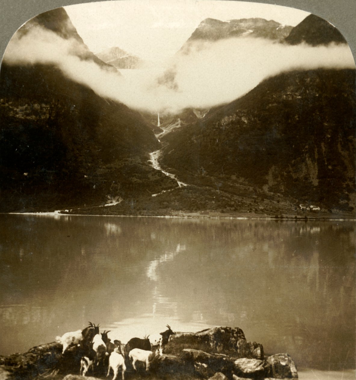 Grytereids gleccser csillogó sodródó felhők felett, a nyugodt Olden-tavon, Norvégiában, 1905. alkotó: Unbekannt