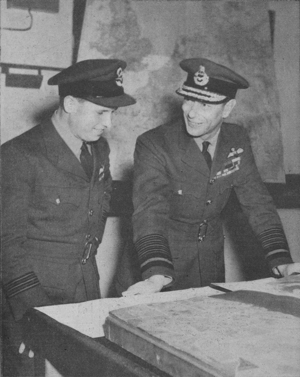 H.M. A király részleteket tud meg az R.A.F. razzia a Ruhr-gátakon 1943. május 17-én, 1943-44 alkotó: Unbekannt