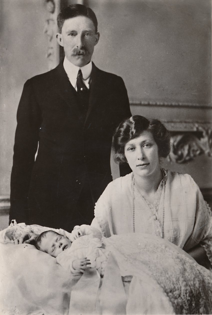 H.R.H. Mary hercegnő és Lascelles vikomt fiukkal, George Henry Hubert Lascelles-szel, 1923. alkotó: Unbekannt