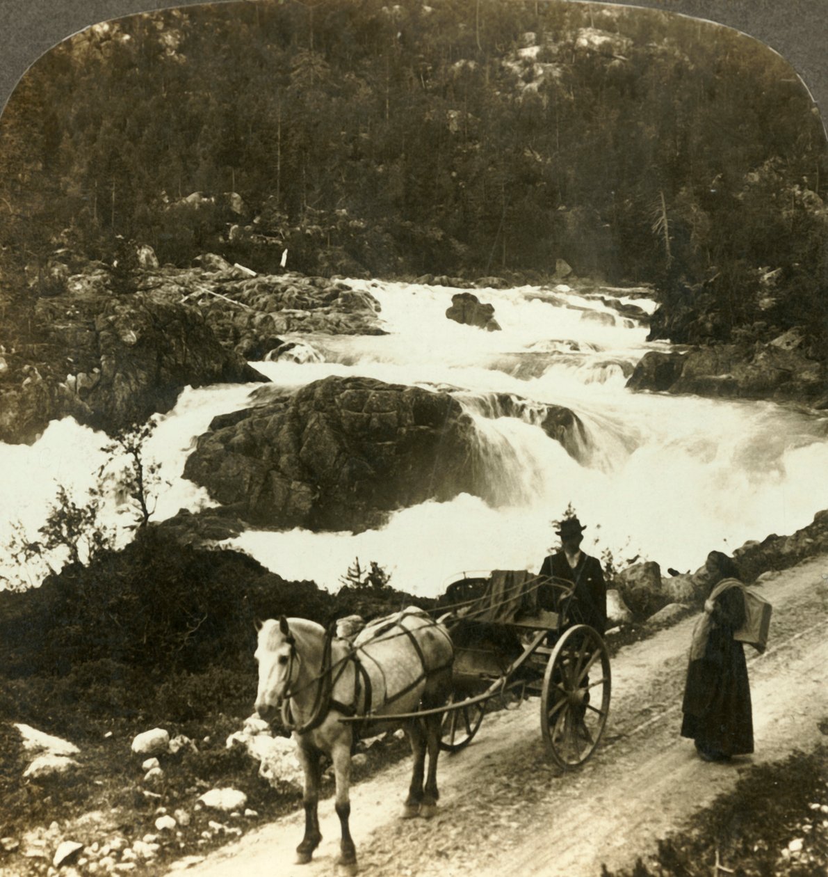 Egy stolkjaerre megállója a Telemarken úton a habzó Little Rjukan-vízesés mellett, Norvégia, c1905 alkotó: Unbekannt
