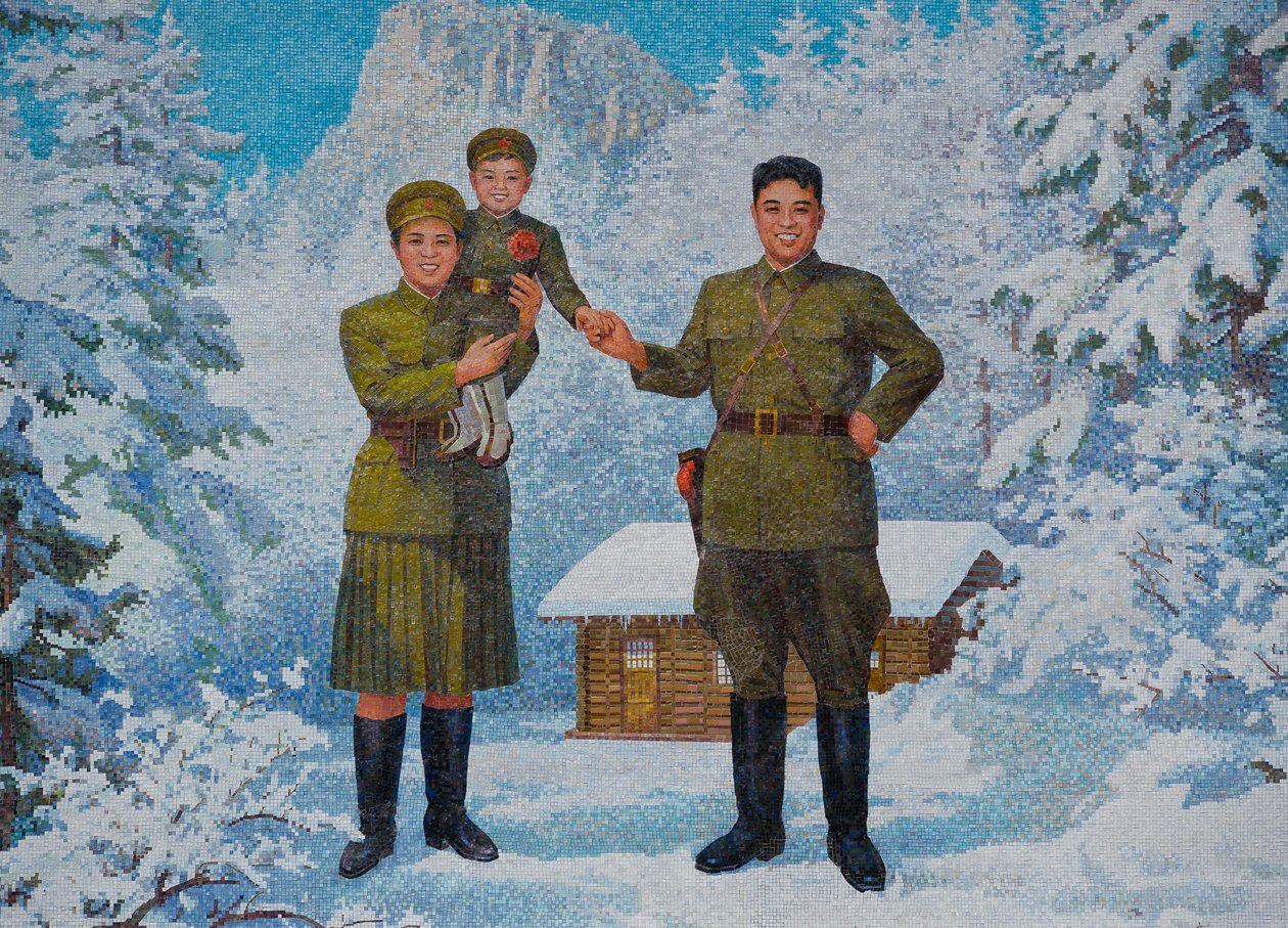 Boldog család. Kim Il-sung és felesége, Kim Dzsong-suk fiával, Kim Dzsongillal, 1960-as évek alkotó: Unbekannt