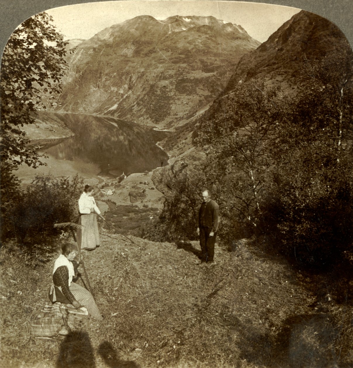 Szénazás a hegyi polcon magasan Marok falu és a tükörtiszta Geirangerfjord felett, Norvégia, c1905 alkotó: Unbekannt