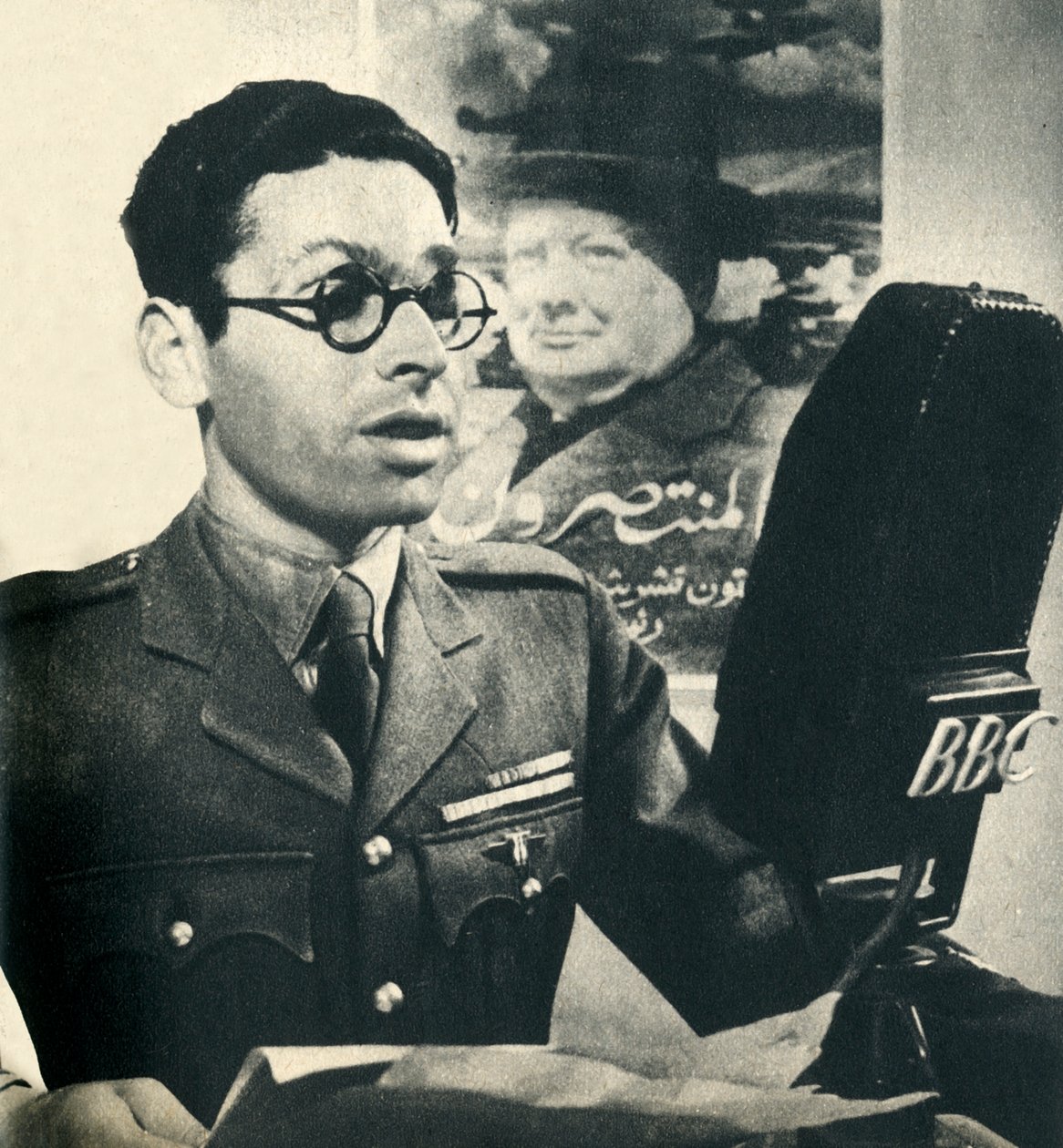 Marokkói arabul olvassa a híreket. A harcoló francia hadsereg tagja, 1942. alkotó: Unbekannt