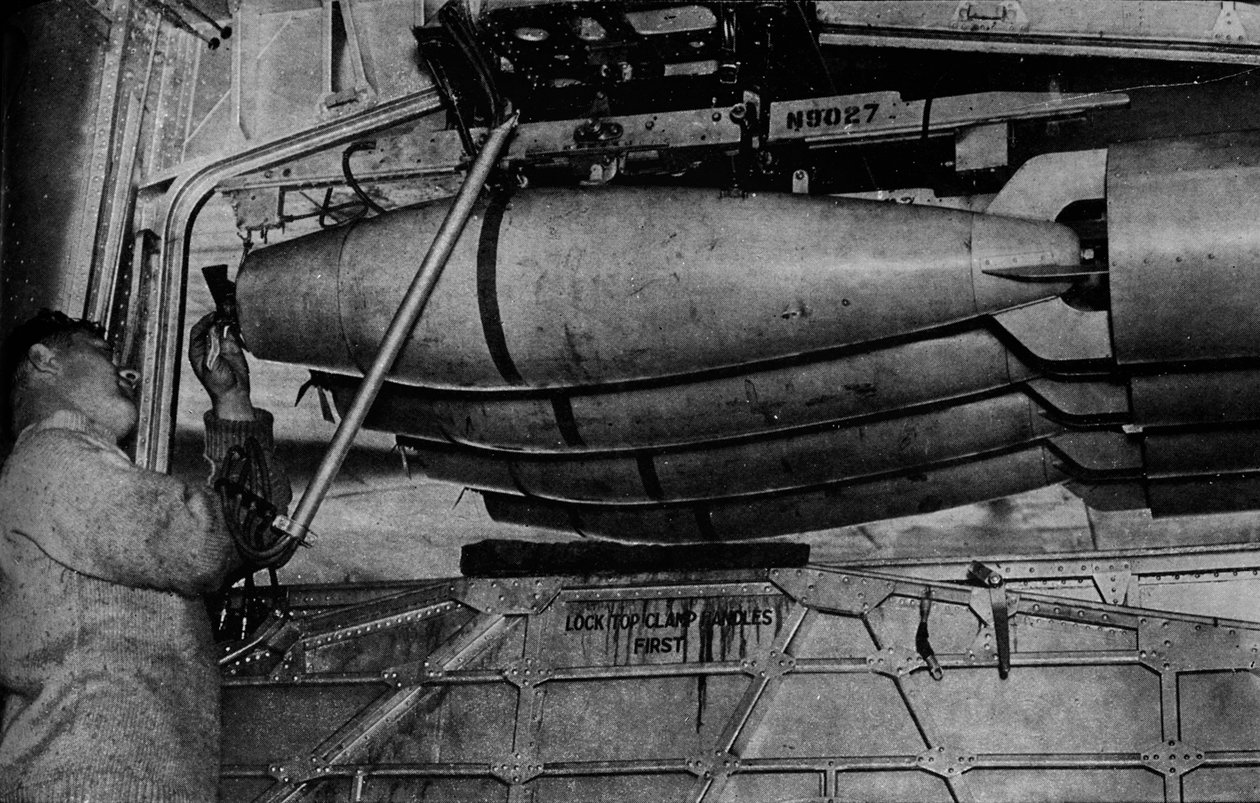 Nehéz bombák egy RAF Short Sunderland repülő csónak állványaiban, c1940 1943 alkotó: Unbekannt