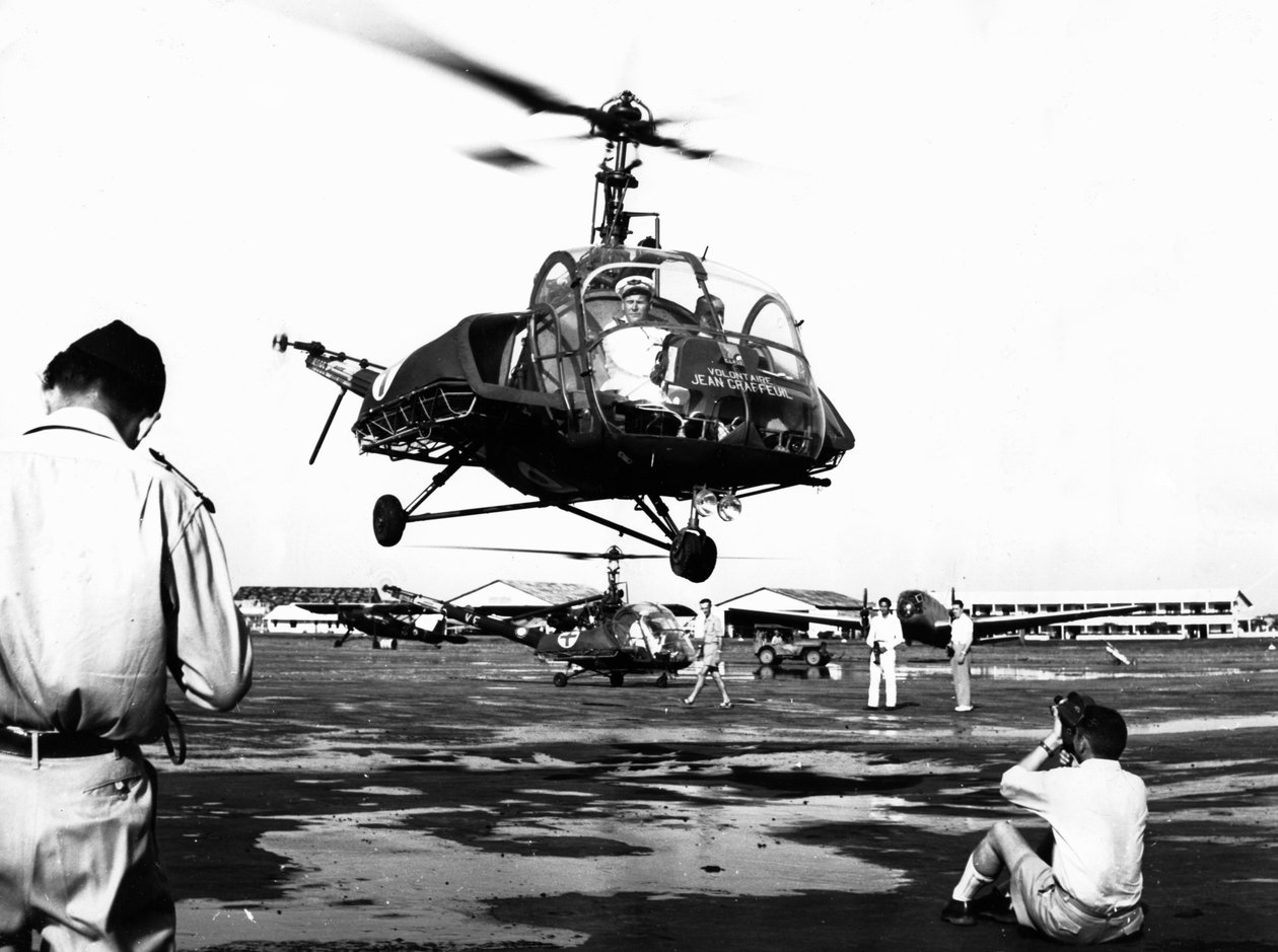 Helikopter leszállás a Tan Son Nhut légibázison, Saigon, Vietnam, 1953 alkotó: Unbekannt