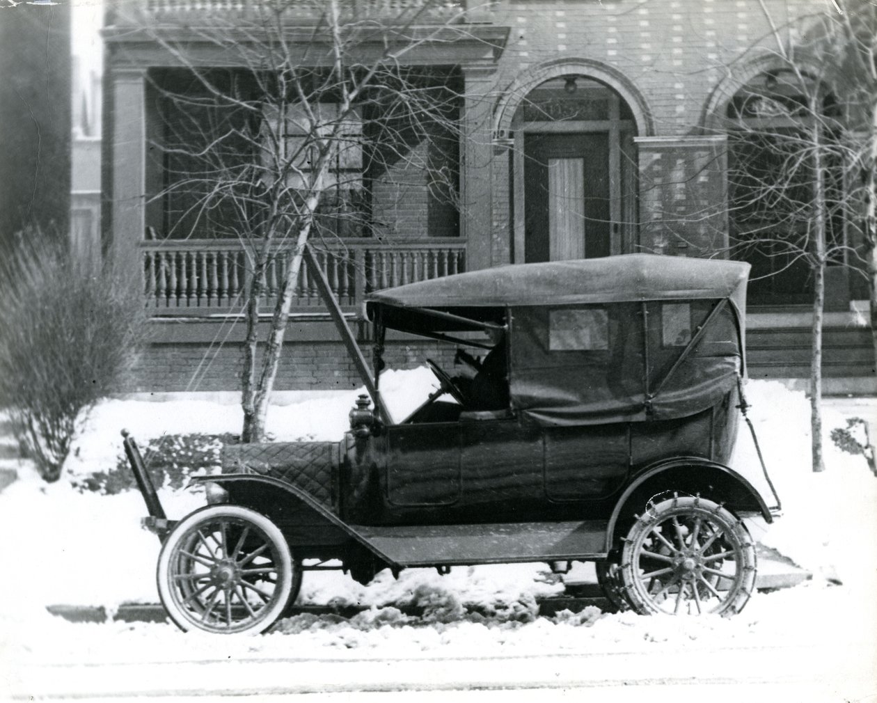 Hermann von Schrenk egy 1916 -os Forddal a háza előtt, 4139 McPherson, St. Louis, Mo alkotó: Unbekannt