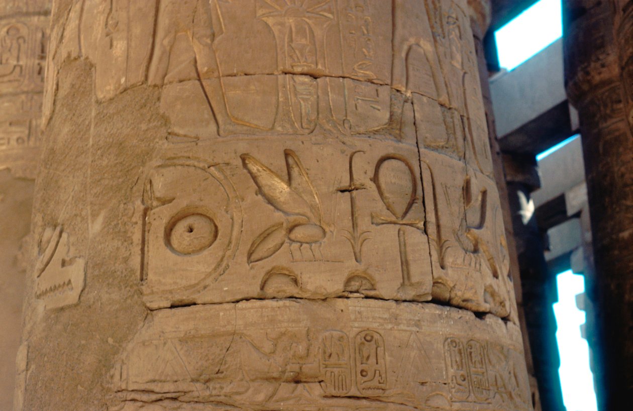 Hieroglifák faragott oszlopra az egyiptomi karnaki templomban, Kr.e. 14-13. alkotó: Unbekannt
