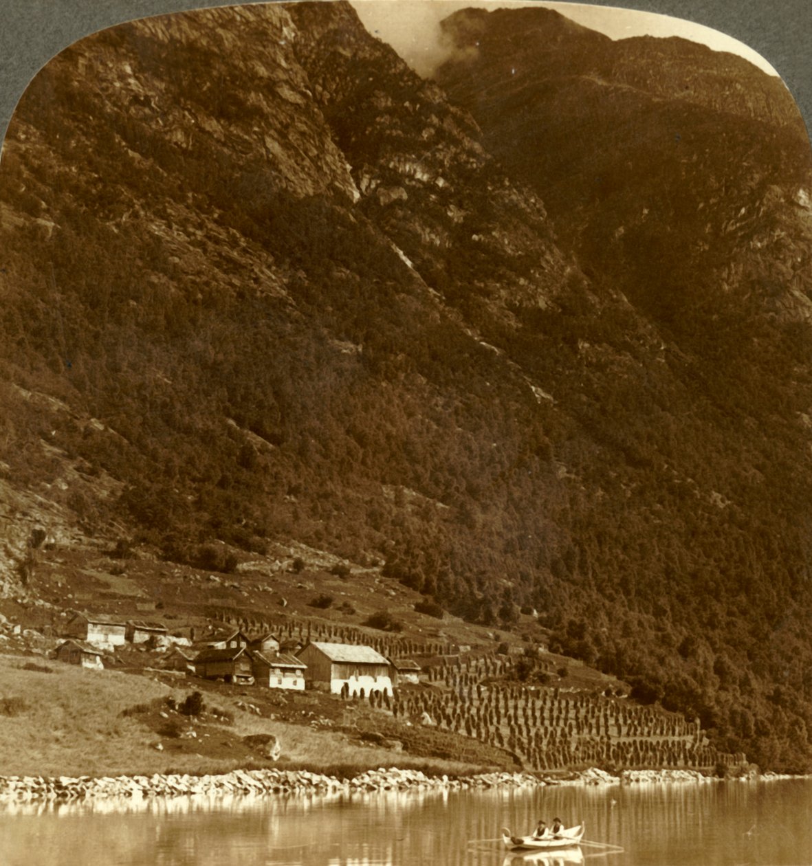 Hogrending farm, fészkelődik a hegyek bázisán, a Loen-tó K-i partján, Norvégia, 1905. alkotó: Unbekannt