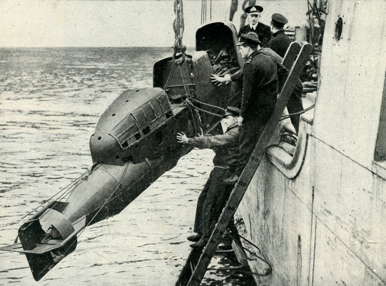 Chariot emberes torpedó felemelése egy hajó fedélzetén, II. világháború, 1945. alkotó: Unbekannt