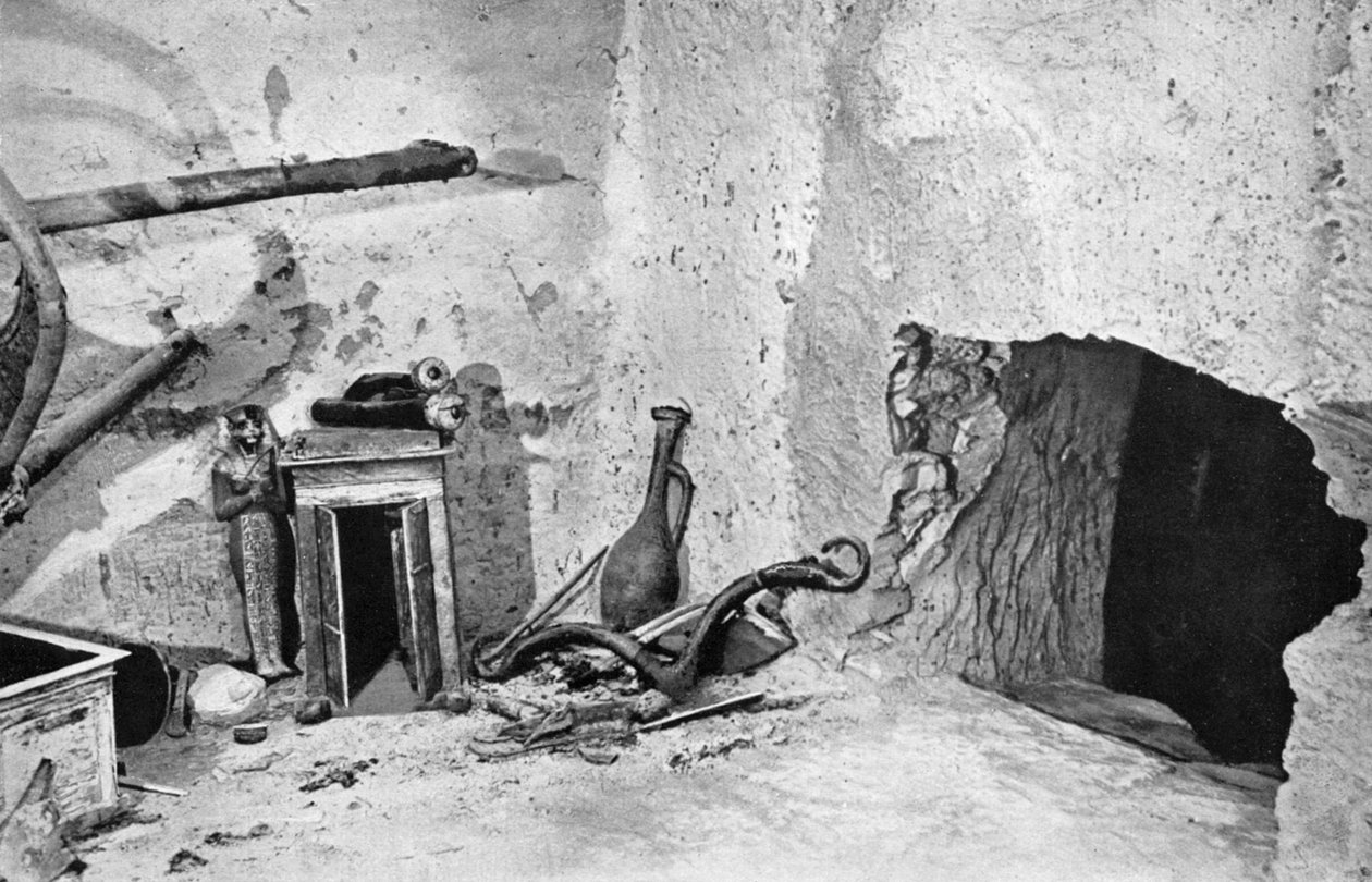 Rablók által készített lyuk, hogy bejussanak Tutanhamon sírjába, Egyiptom, 1933-1934 alkotó: Unbekannt
