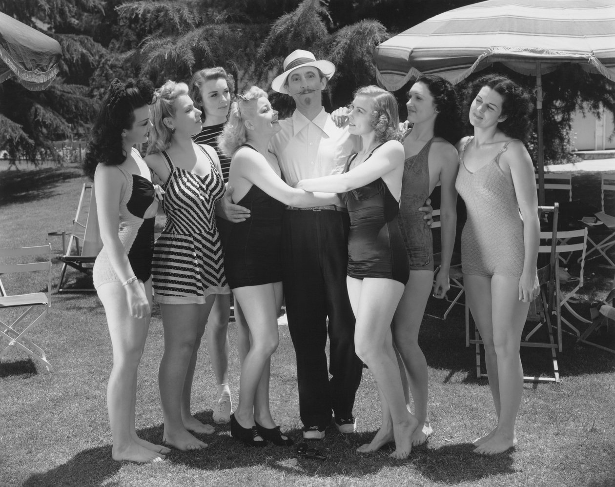 Hollywood, Kalifornia: 1935 körül Hét fürdőruhás fiatal nő verseng egy egyedülálló férfi figyelméért. (f/w fotó) alkotó: Unbekannt