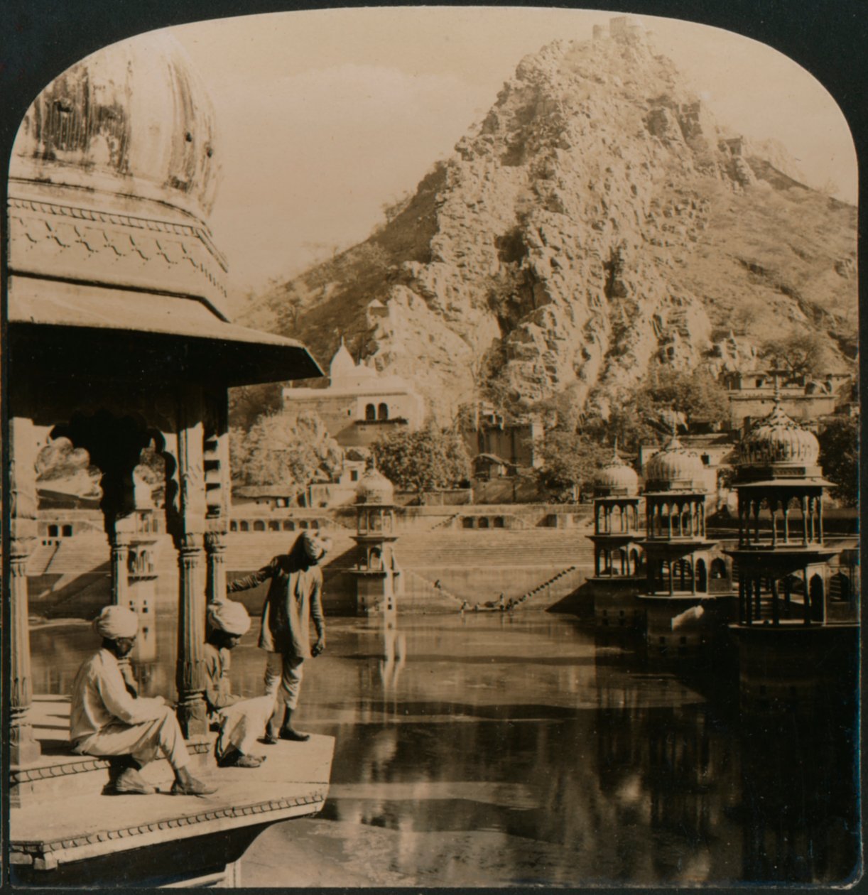 Alwar szent tankja, palotákkal és szentélyekkel körülvéve, elképesztő szépségű színhely, India, 1907 alkotó: Unbekannt