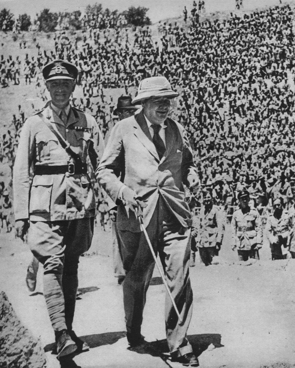 Haza a csatatereken keresztül – Churchill úr az ókori római amfiteátrumban Karthágóban, 1943-44 alkotó: Unbekannt