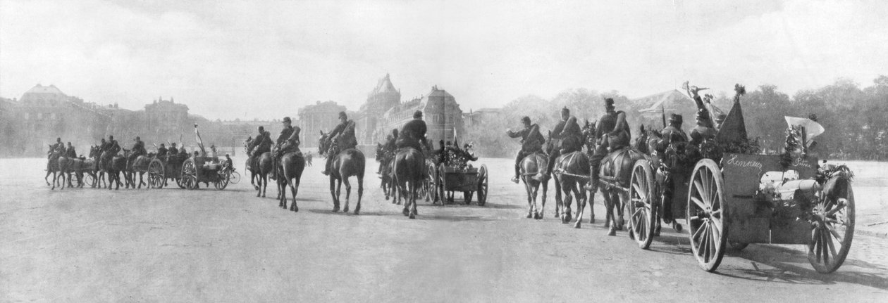 Lóvontatású tüzérség a Versailles-i palota mellett, Franciaország, 1914. augusztus alkotó: Unbekannt