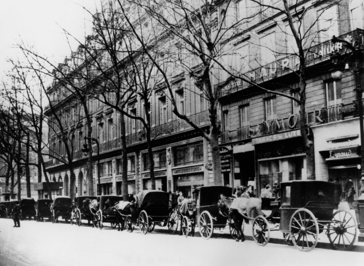 Lóvontatású taxik egy utcán a német megszállás alatt, Párizs, 1944 alkotó: Unbekannt