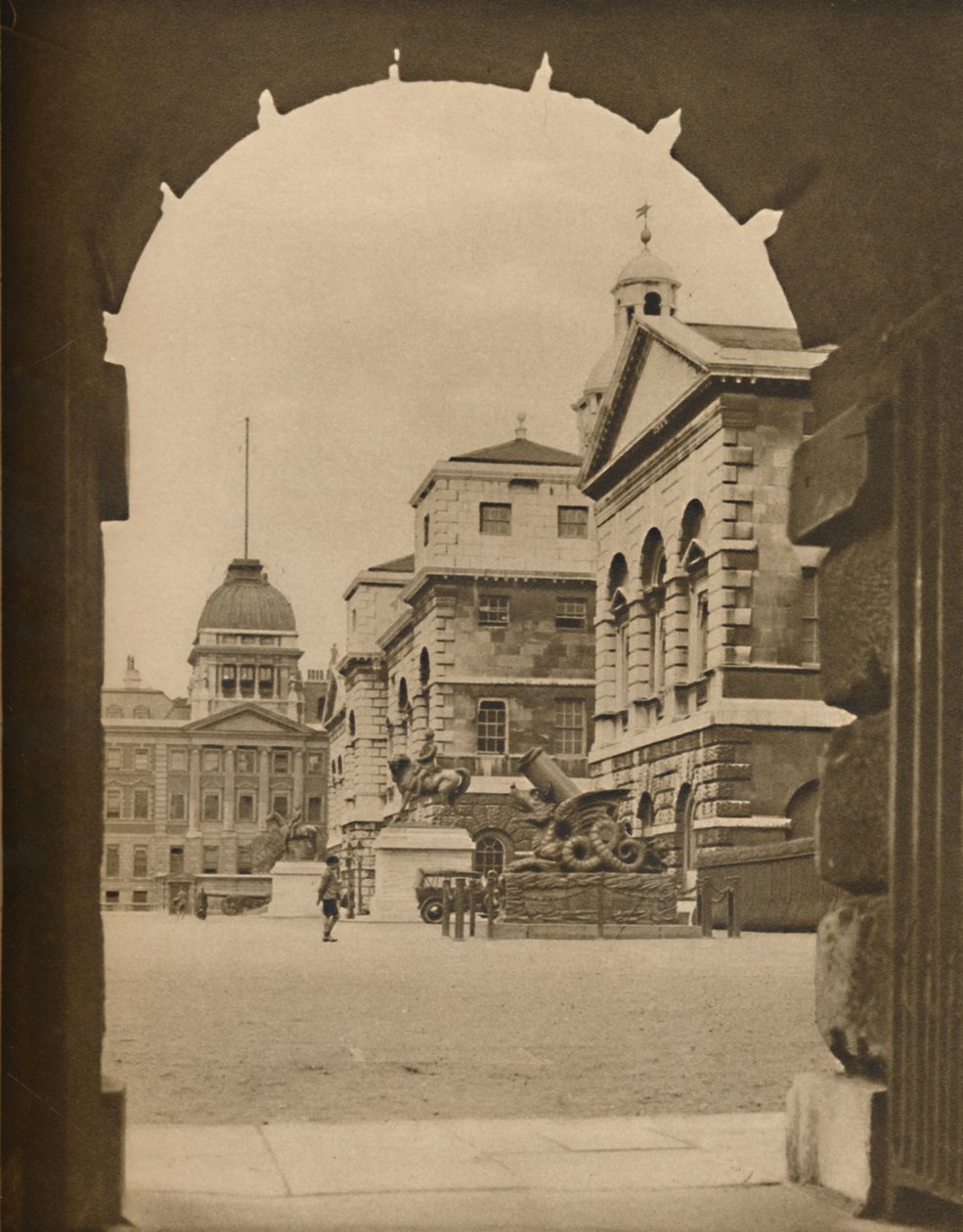 Lóőrök felvonulása keretezve a kincstári átjáró boltívében, 1935. alkotó: Unbekannt