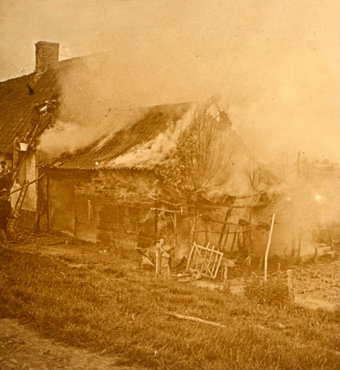 A házat egy gránát találta el, c1914-c1918 alkotó: Unbekannt