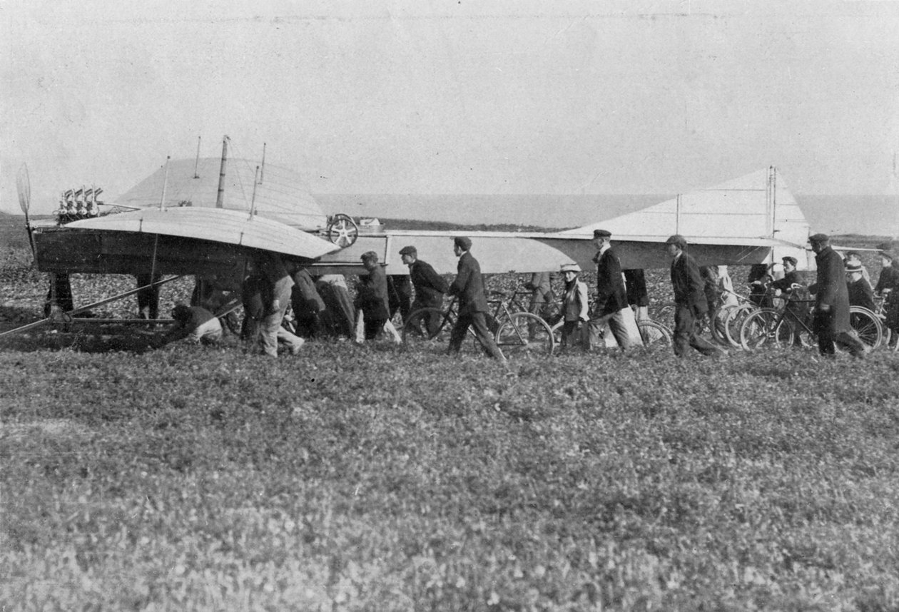 Hubert Latham felszállásra készül Louis Bleriot után, Calais közelében, Franciaországban, 1909. július 25. alkotó: Unbekannt