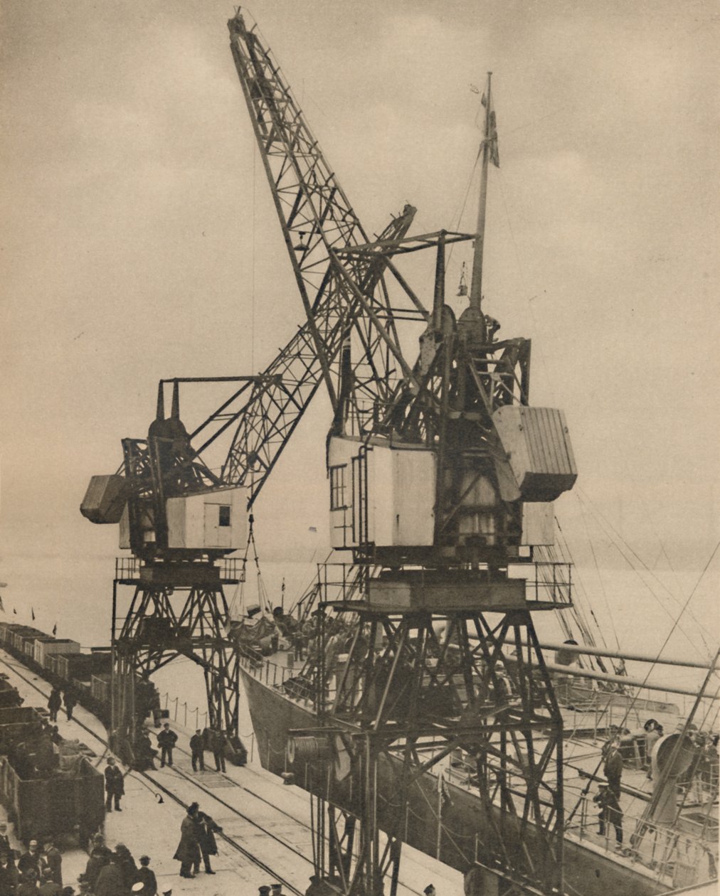 Óriási mobil daruk Tilburyben, hintázzák a rakományt egy hajótérből, 1935. alkotó: Unbekannt
