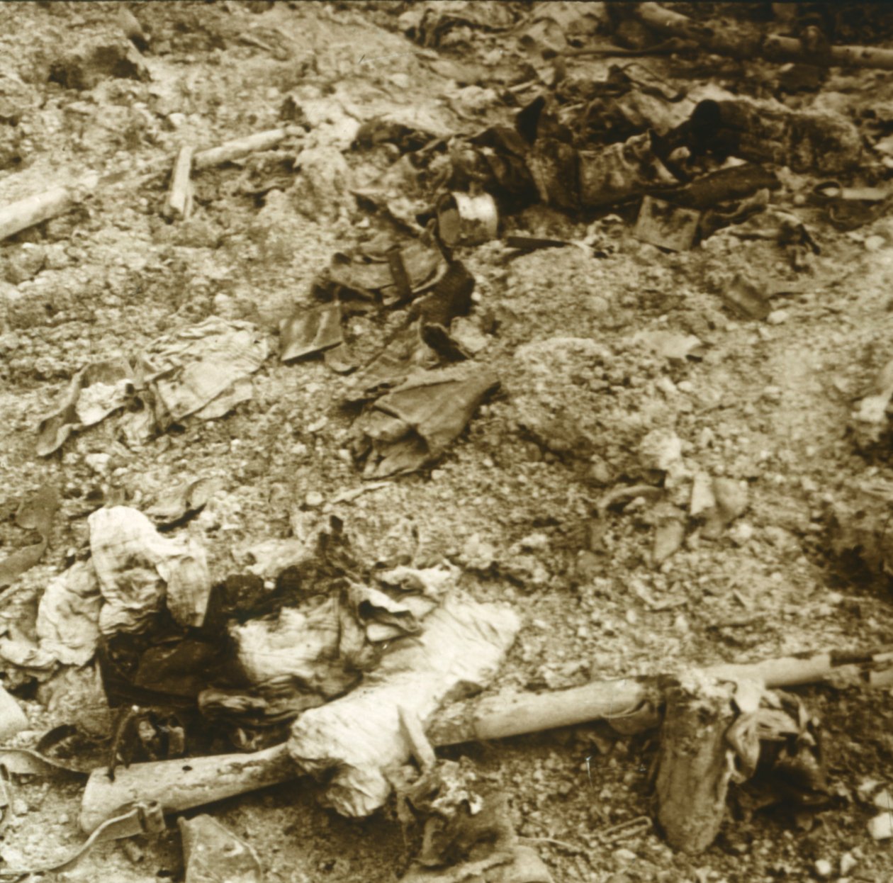 Emberi maradványok, Verdun, Észak-Franciaország, 1914-c1918 alkotó: Unbekannt