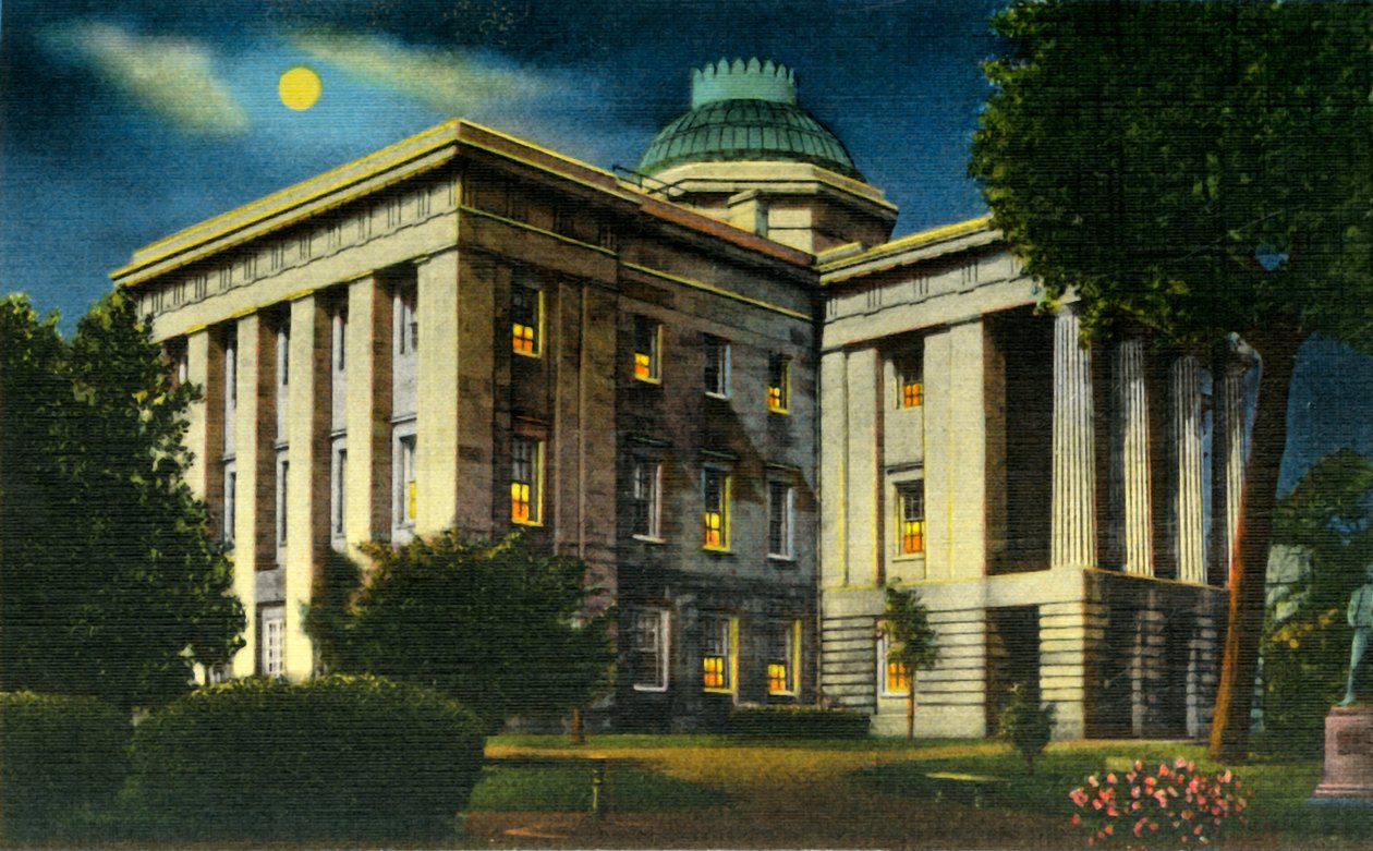 Megvilágított éjszakai kilátás az N.C. State Capitol-ra, Raleigh, N.C., 1942. alkotó: Unbekannt