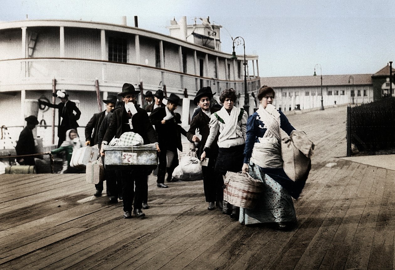 Az USA-ba érkezett bevándorlók partraszállása Ellis Islanden, New York, 1900 alkotó: Unbekannt