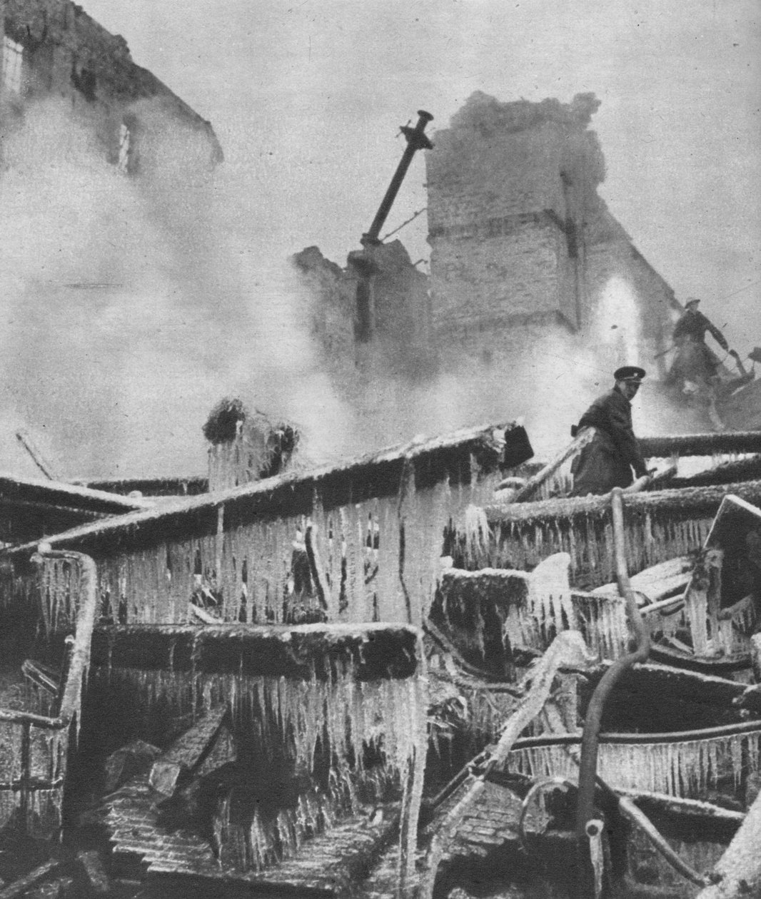 A téli hidegben a sarkvidéki időjárás újabb próbákkal egészítette ki a polgári védelem feladatát, 1941 1942 alkotó: Unbekannt