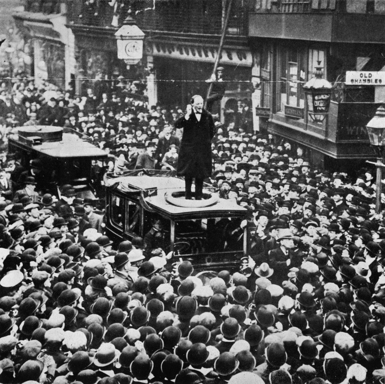 Az általános választásokon vereséget szenvedett Manchesterben, de visszaküldték Dundee-be, 1908-ban, 1945-ben. alkotó: Unbekannt