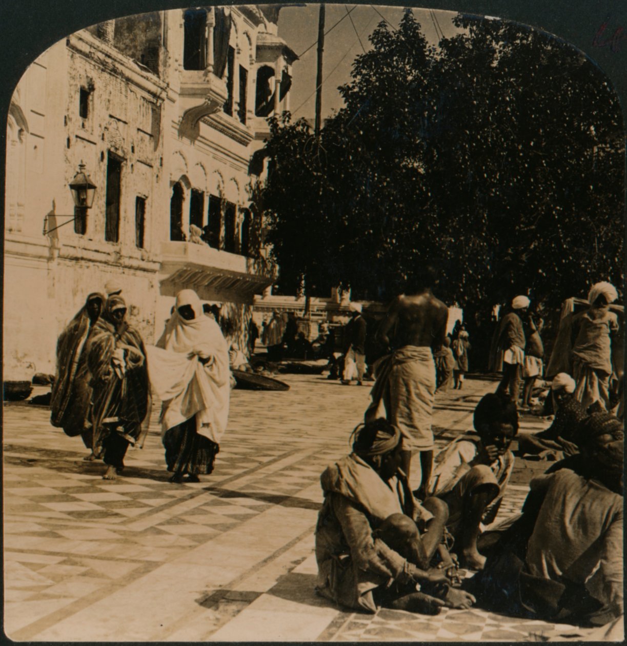 Az Aranytemplom udvarán. Amritsar, India, 1907 alkotó: Unbekannt