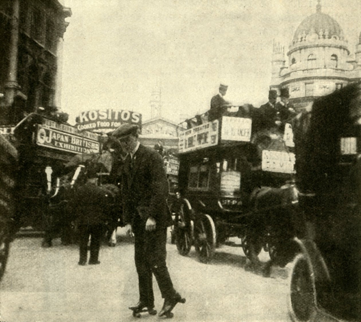 A Forgalom sűrűjében a Kúria mellett, 1910. alkotó: Unbekannt