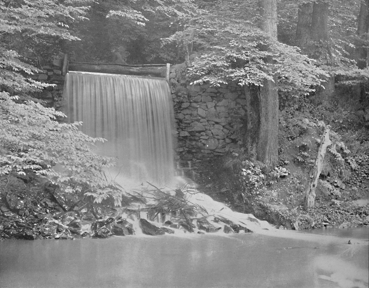 Independence Falls, a Darby Creeken, Philadelphia közelében, 1897. alkotó: Unbekannt