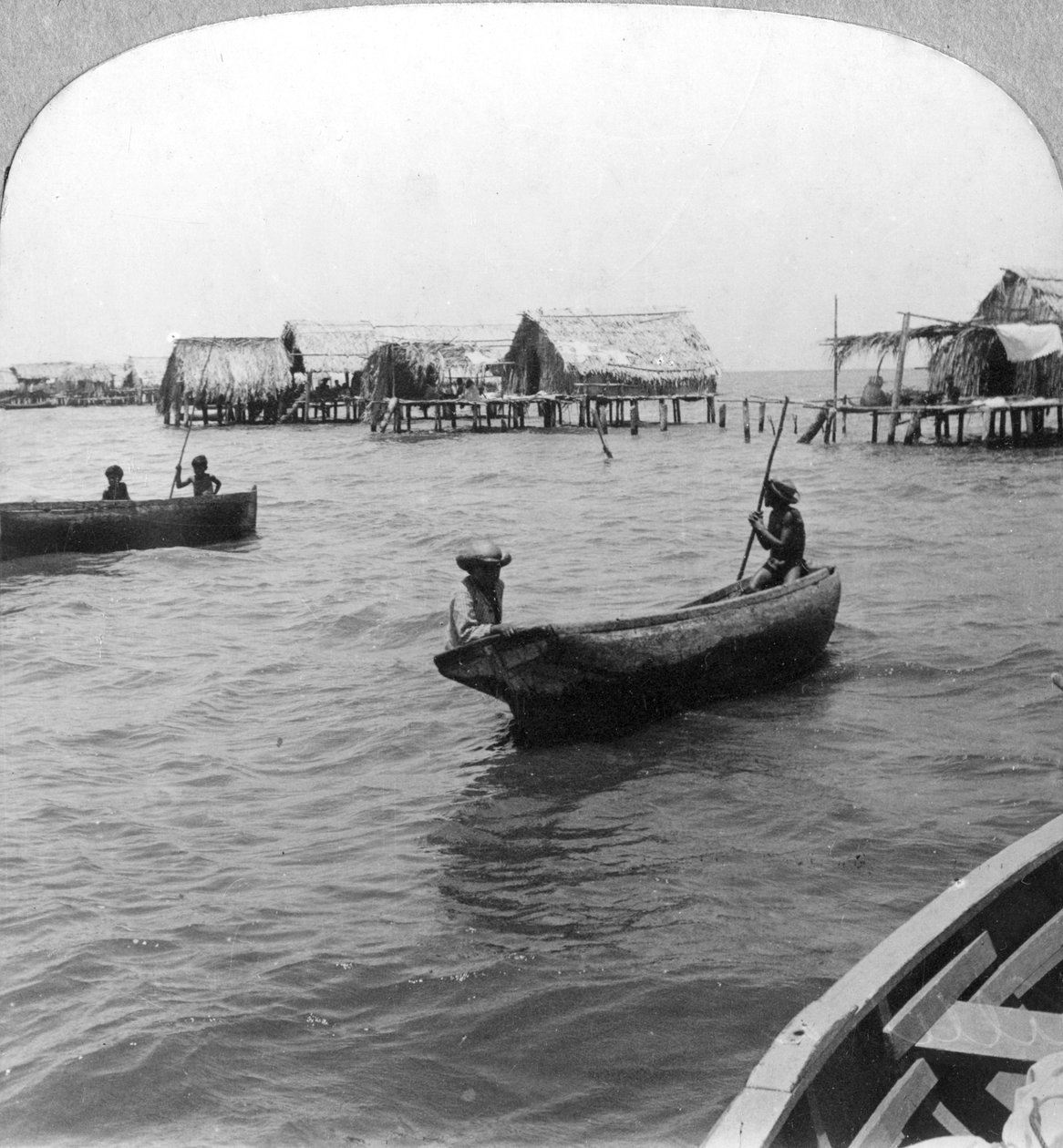 Indiánok rönkkenuban, Maracaibo-tó, Venezuela, 1900-as évek alkotó: Unbekannt