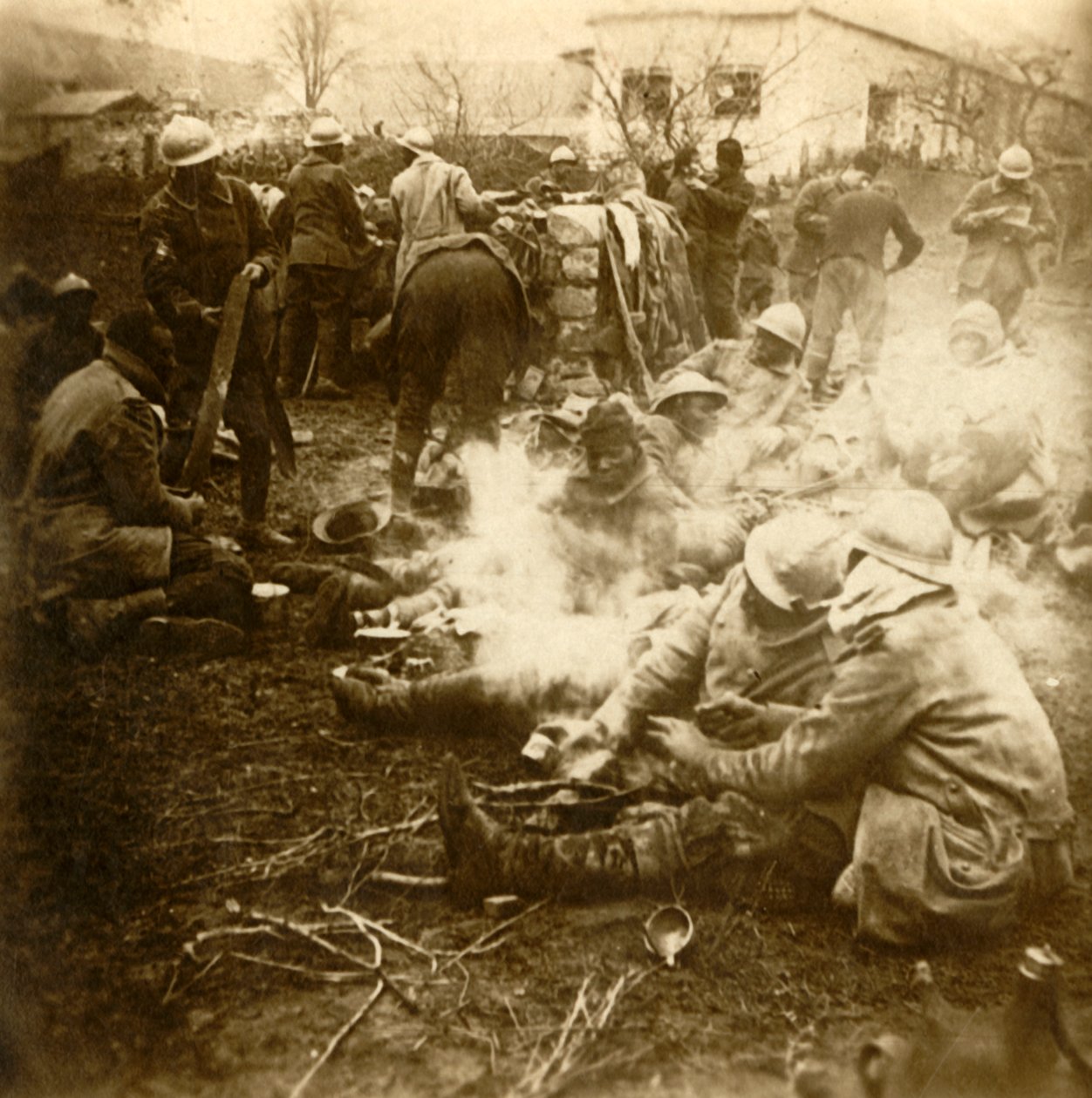 Gyalogosok a rögtönzött konyhában, Cussy farm, Craonne, Észak-Franciaország, 1914-c1918 alkotó: Unbekannt