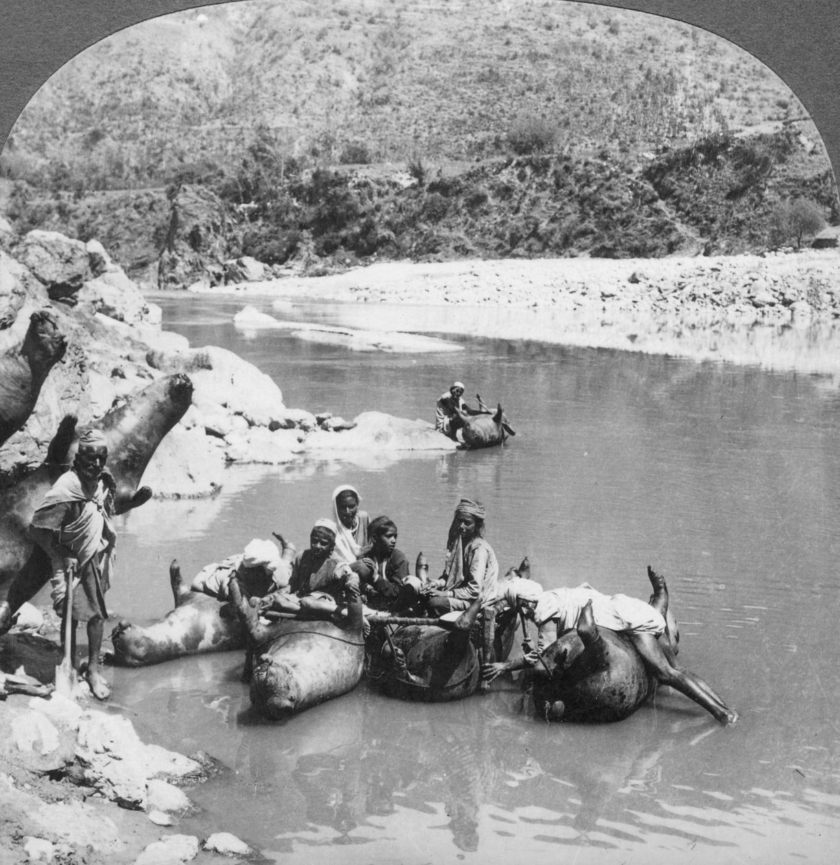 Felfújt ökörbőrök, amelyeket komphajóként használnak a Sutlej folyón, Punjab, India, 1900-as évek alkotó: Unbekannt