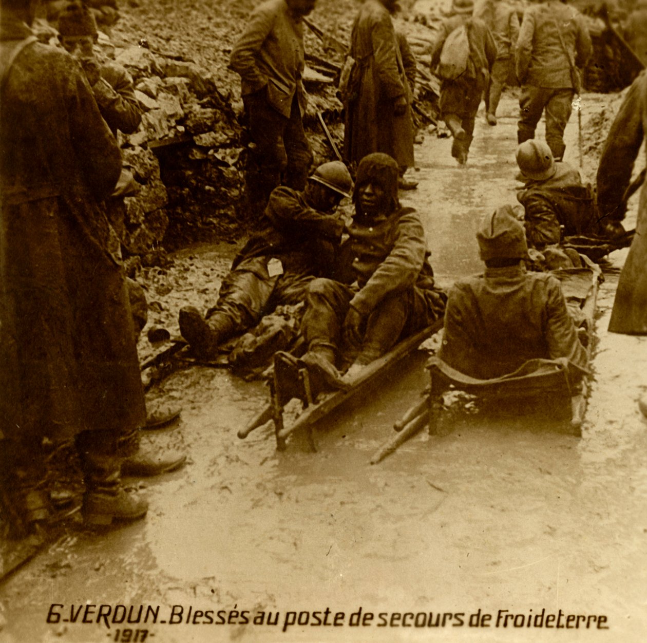 Sérült katonák az elsősegélynyújtó állomáson, Froideterre, Verdun, Észak-Franciaország, 1917 alkotó: Unbekannt