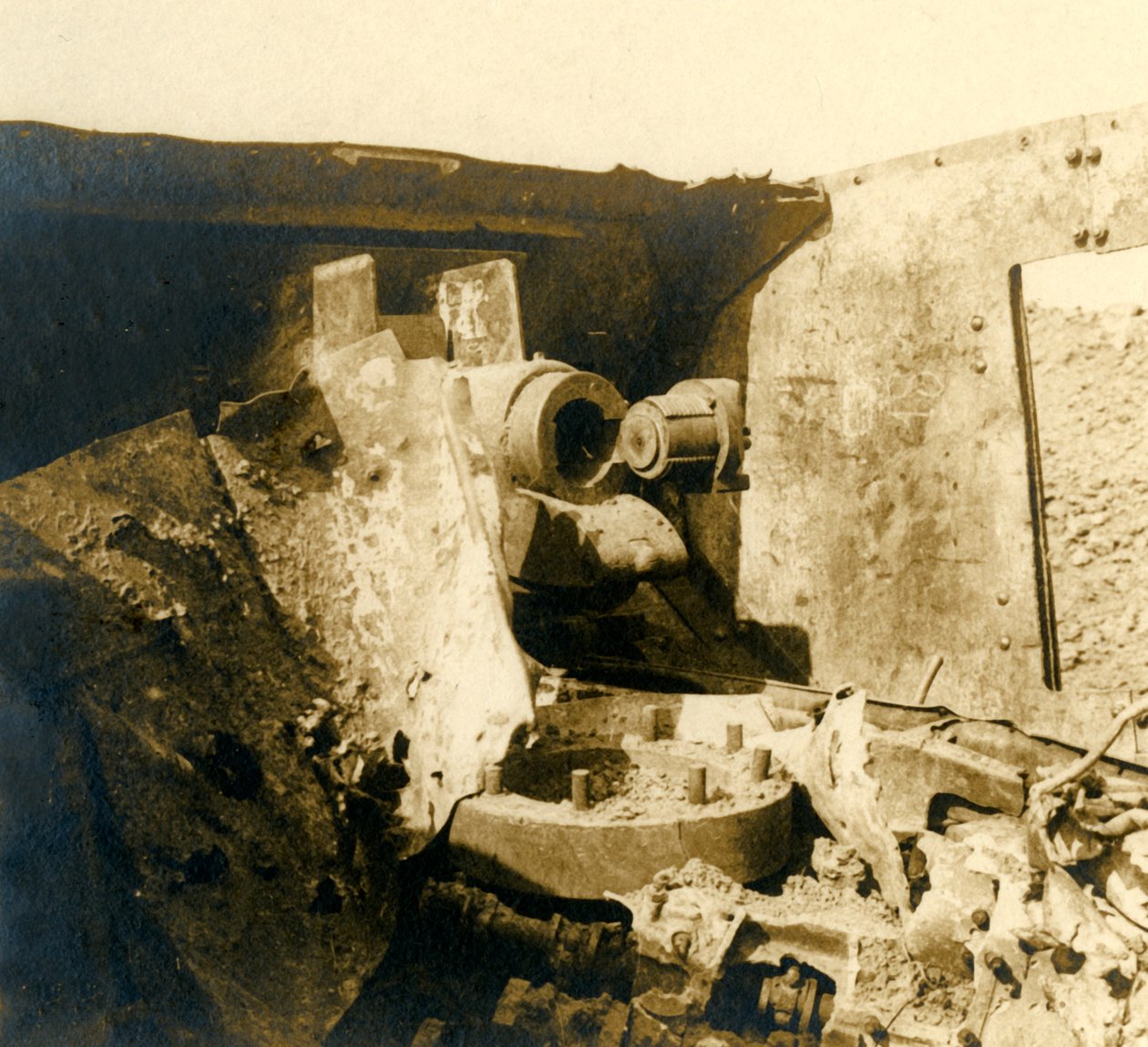 Feltépett tank belseje, c1914-c1918 alkotó: Unbekannt