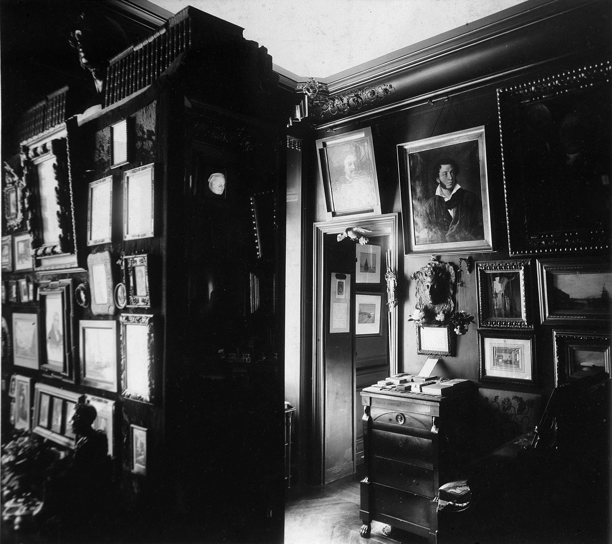 Alexander Onegin író és történész múzeumának belseje Párizsban, 1920-as évek. alkotó: Unbekannt