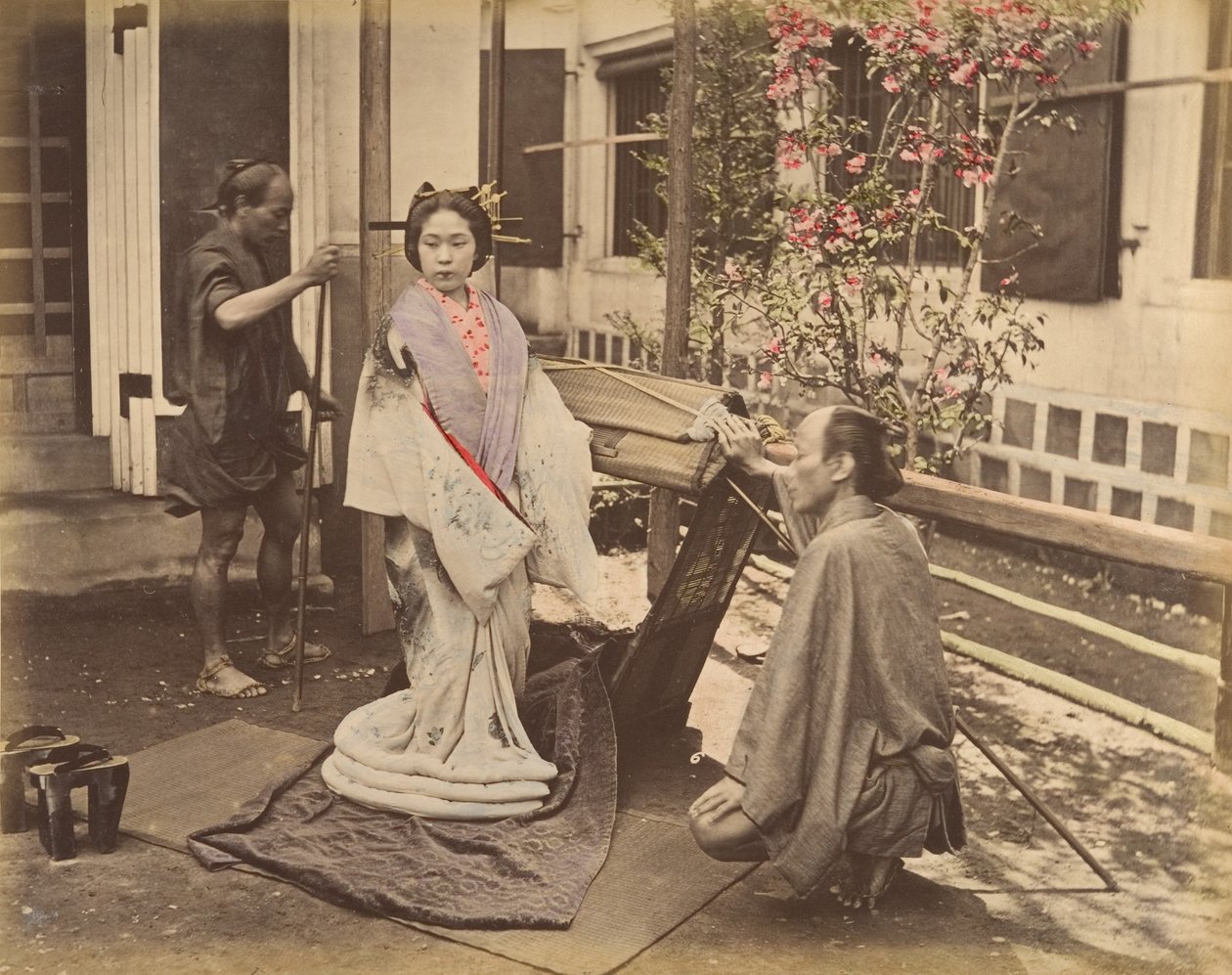 [Hagyományos ruhában pózoló japán nő két férfival], 1870-es évek. alkotó: Unbekannt