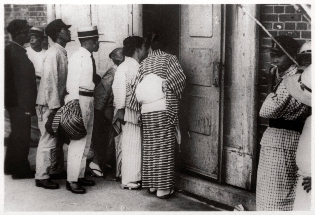 Japán tömeg a Zeppelin hangárba néz, Kasumigaura, Japán, 1929 1933 alkotó: Unbekannt