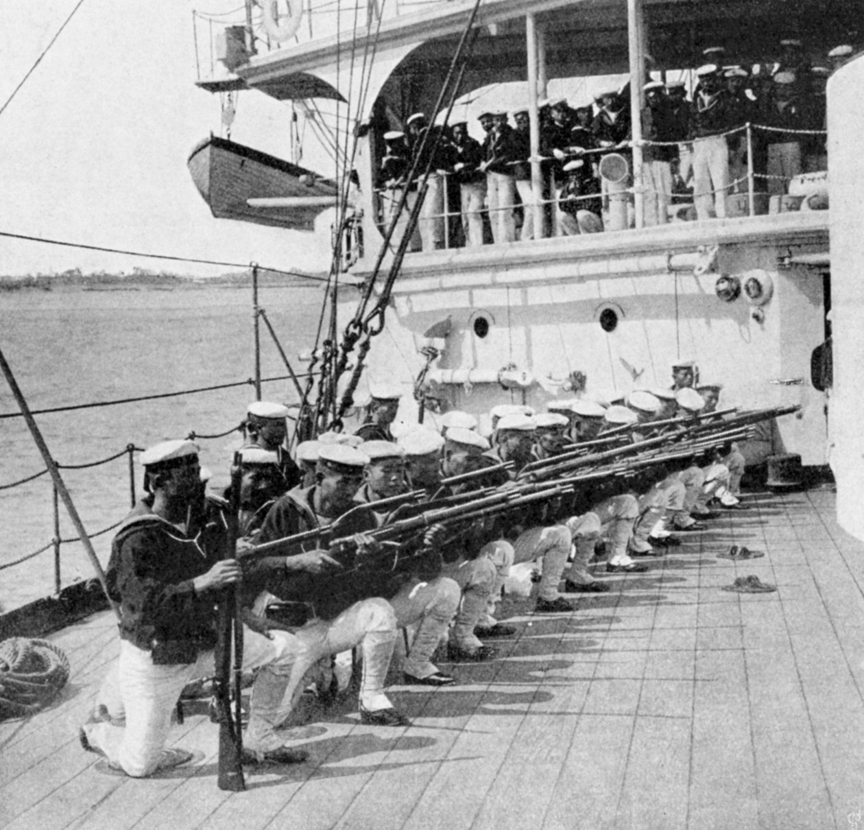 Japán tengerészgyalogosok fúrnak a Mikasa hadihajó fedélzetén, orosz-japán háború, 1904-5 alkotó: Unbekannt