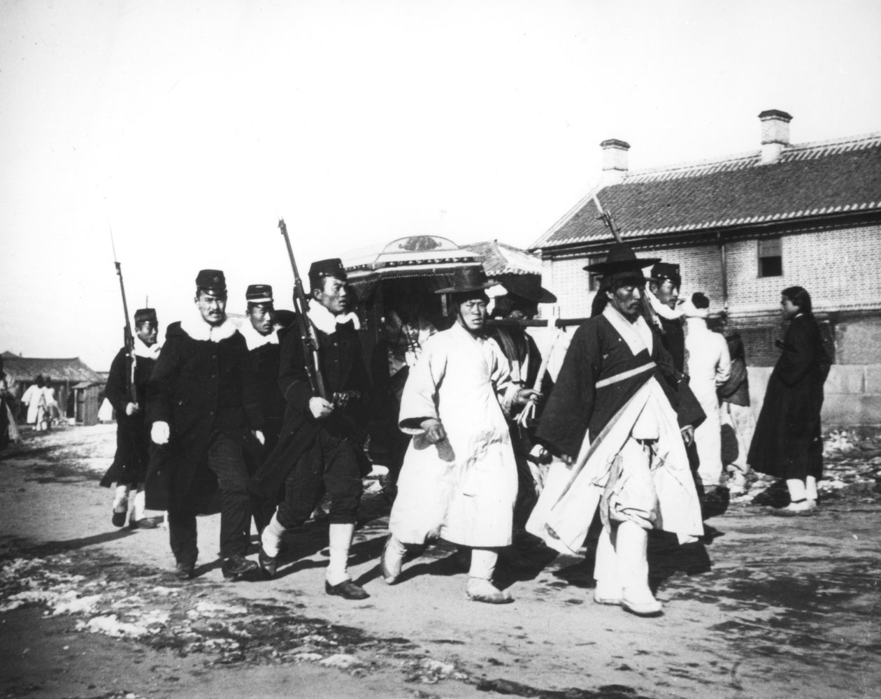 Japán tiszt katonák kíséretében, Korea, c1900 alkotó: Unbekannt