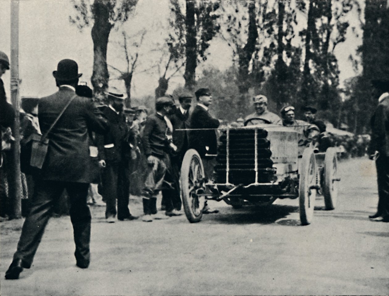 Jarrott megérkezik Bordeaux-ba a Halál Versenyében, 1937-ben alkotó: Unbekannt