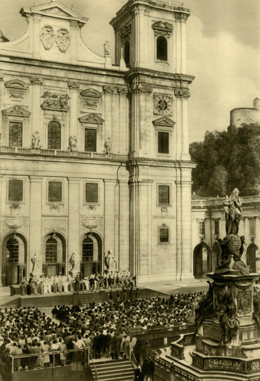 Mindenki a salzburgi székesegyház előtt lépett fel, Salzburg, Ausztria, 1935. alkotó: Unbekannt